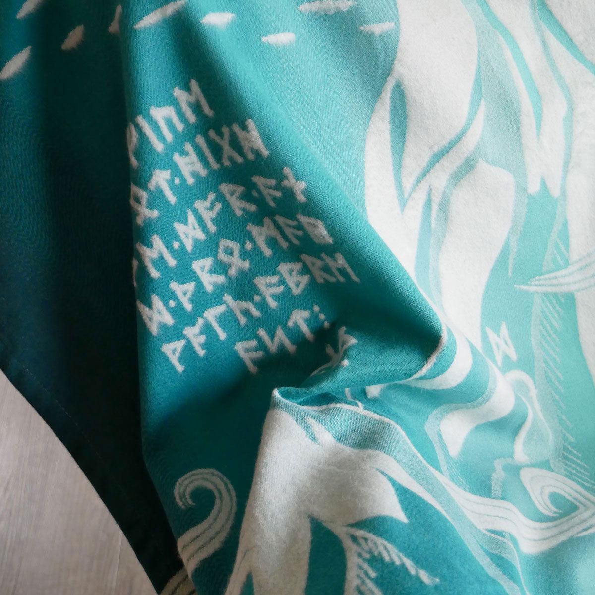 Manta/manta de yoga iluminada por la luna MISTY MOUNTAINS™