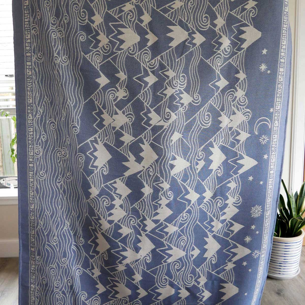 MISTY MOUNTAINS™ 'Hith' Throw/Yoga Blanket