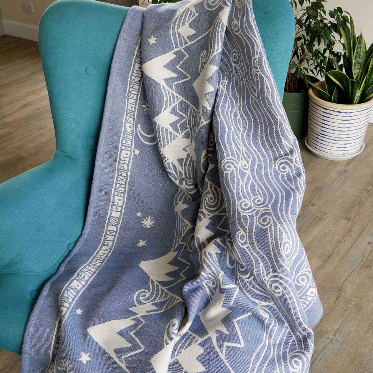 MISTY MOUNTAINS™ 'Hith' Throw/Yoga Blanket