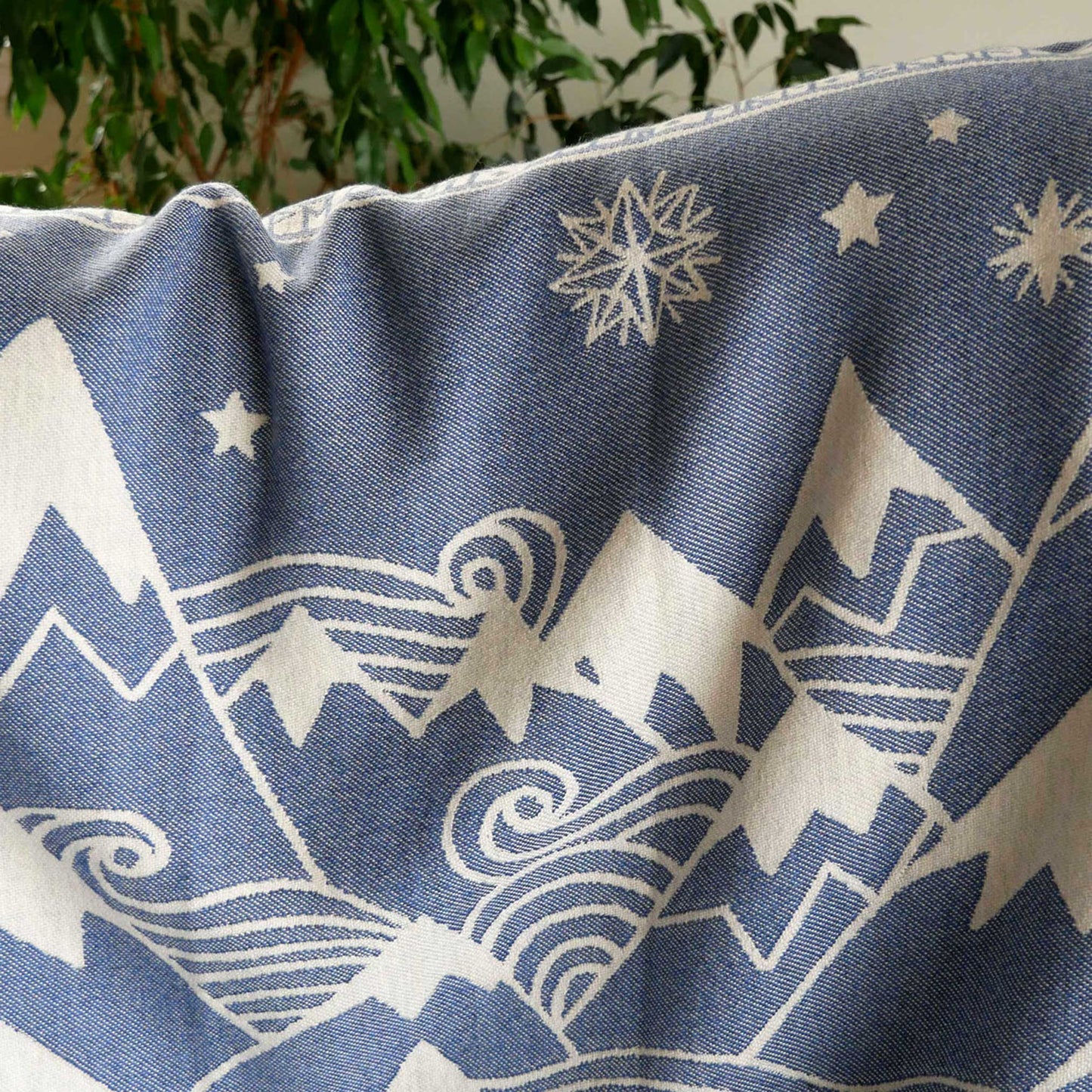 MISTY MOUNTAINS™ 'Hith' Throw/Yoga Blanket