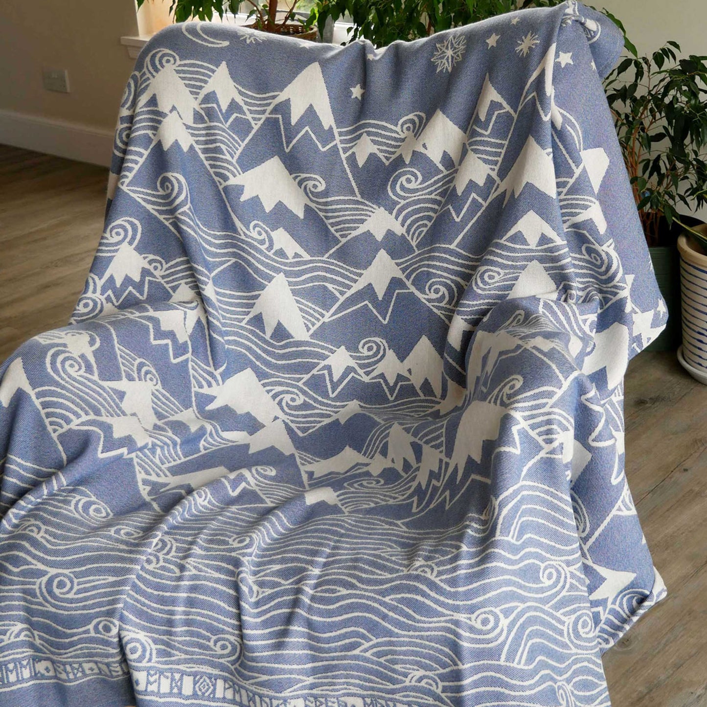 MISTY MOUNTAINS™ 'Hith' Throw/Yoga Blanket