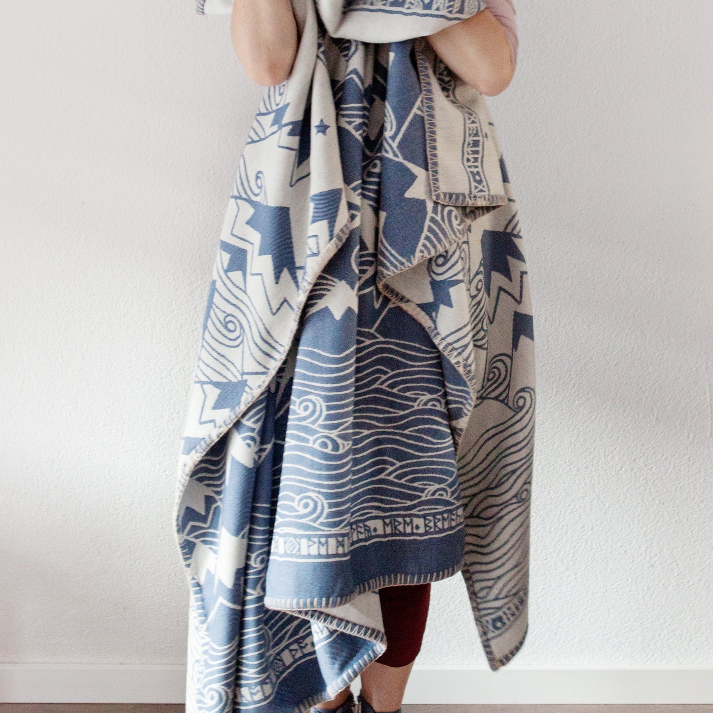 MISTY MOUNTAINS™ 'Hith' Throw/Yoga Blanket