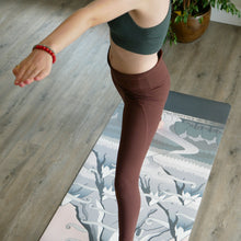 Cargar imagen en el visor de la galería, Esterilla de yoga LONELY MOUNTAIN™
